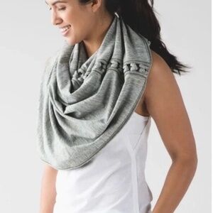 LULULEMON WRAP INFINITY SCARF GREEN/WHITE BRAIDED/BUTTON SNAP